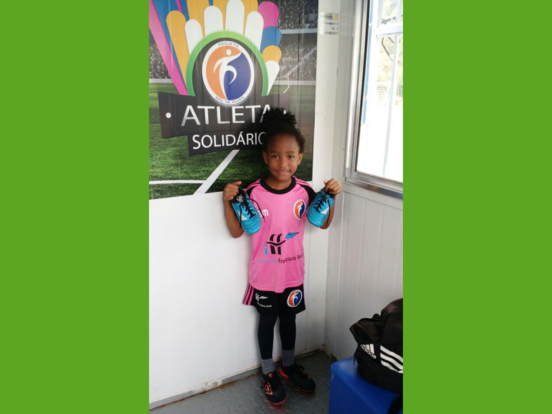 Sophia recebe chuteiras do Programa Atleta Solidário