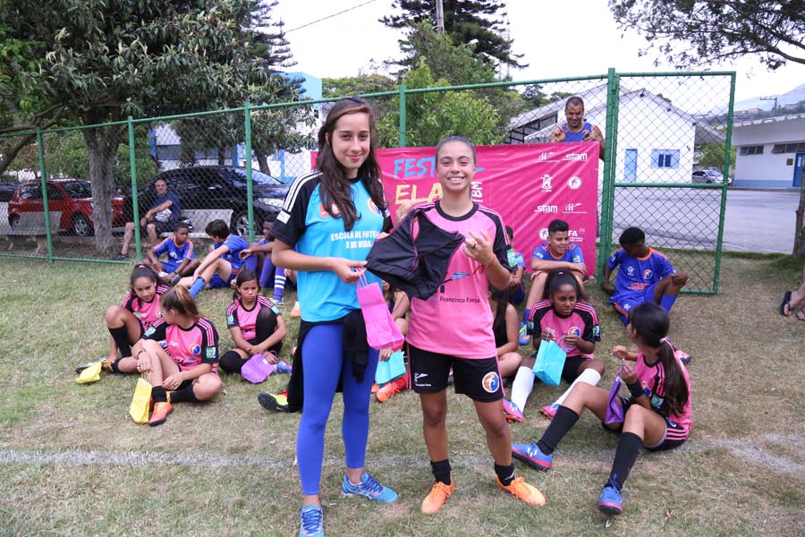 Além de muito futebol as meninas receberam um TOP de presente.