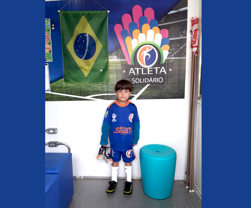 O atleta Guilherme Boêta Pereira - Sub 7, recebe chuteira doada pelo Programa Atleta Solidário.