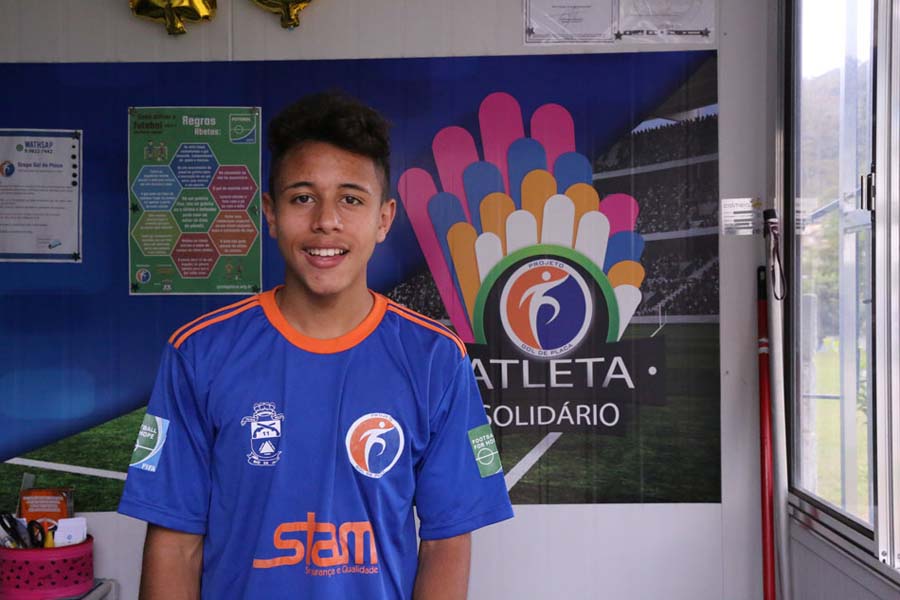 Weverson - Sub 15, recebe uniforme doado pelo Programa Atleta Solidário.