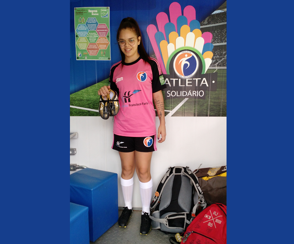 Karolayne, Sub 15, doa chuteira para o Programa Atleta Solidário.